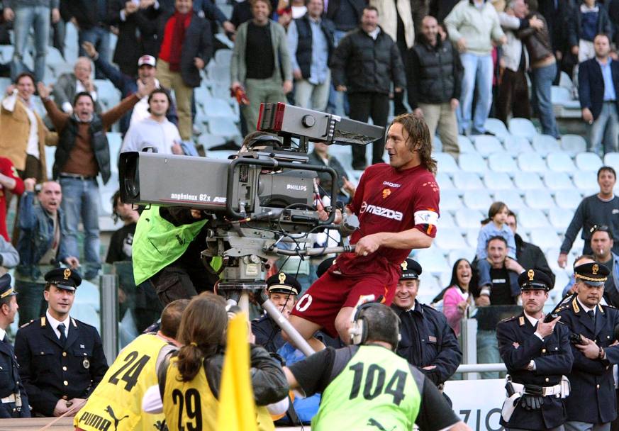 21 aprile 2004 - Lazio-Roma 1-1. Totti segna e inquadra la curva Sud con una telecamera a bordo campo (Ansa)